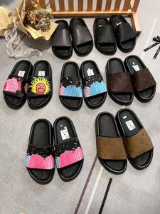 Designer Slides da uomo Slifori Scafo Sandalo Summer Slide piattaforma piatta da donna Scarpe da bagno Flip Flip Flip a strisce Tiger Bee Causal Slipper