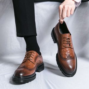 2024 Classic Business Gentleman Men's Brown Derby Sapatos de couro outono Casual homem calçado vestido de noiva sapatos masculinos