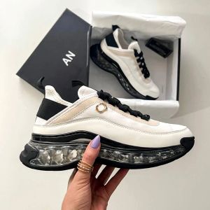 Moda Kanal Sneaker Trainer Sports Outdoors Lüks Tasarımcı Kadınlar Erkek Düz Yeni Stil Deri Çalışma Ayakkabı Düşük Siyah Beyaz Canvas Tenis Ayakkabı Kız Günlük Ayakkabılar Hediye
