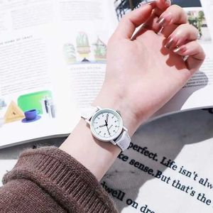 Kvinnors klockor Simulerade klockläderband Koreansk klockmode enkel stil kvarts armbandsur lady titta på kvinnors armbandsur 240409