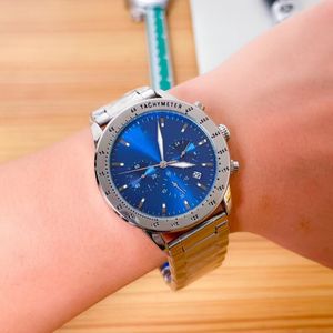 Guarda Mans di alta qualità da uomo Designer Desigeri automatico Movimento in quarzo Orologi da 40 mm Sapphire Crystral Waterproof Fine inossidabile in acciaio inossidabile e Montre della pelle di vitello