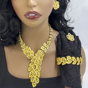 Zestawy biżuterii ślubnej w Dubaju dla kobiet kryształowe pendat długie kolczyki naszyjniki Zestaw Afrykańskiego kostiumu ślubnego Pierścień świąteczny 240402