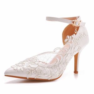 Sukienka Buty Crystal Queen Eleganckie białe koronkowe kobiety Pumpy Flower Wedding Bride Heels Sandały Sandały Moda kostka Klucz podbiór H240409 25nk