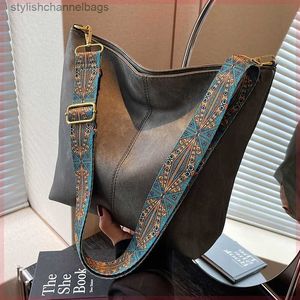 Andra väskor Kopplingsväskor Womens Retro Boho Pu Leather Crossbody Bucket Bag With Trendy Strap Secure dragkedja