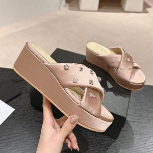 Piattaforma femminile zeppe tacchi sandali Slip su pantofole designer con diapositive strass estiva classiche sciolte da spiaggia per esterni infrasoli muli ghirle gare di scarpa per il tempo libero retrò retrò