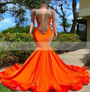 2023 Arabiska promklänningar Lyxiga pärlstav kristaller Rhinestone Orange Deep V Neck Evening Dress Mermaid Formella festklänningar Öppna BAC2557959
