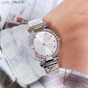 Kvinnors klockor Fullt varumärke Kvinnliga damer Girl Crystal Style Luxury Metal Steel Band Quartz Clock L89 L46