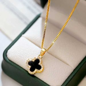 Van Clover Necklace 2024 New Womens Decoration With Collar Chain Internet Red Elegant e Piccola acciaio in titanio non si sbiadisce