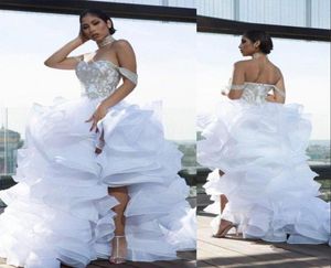 2023 A Line Wedding Dresses Sexy Split High Low Off the Shoulder Silver Beads Organza Tiered Ruffles Bridal Gowns Chapel Train Plu5652298