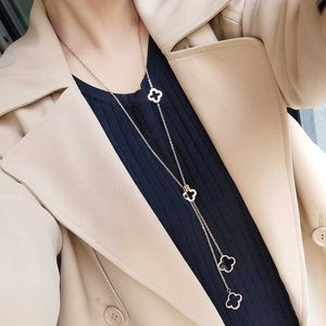 Van Titanium Steel Clover Sweater Zinciri 2024 Yeni Basit ve Çok Yönlü Sonbahar Kışın Uzun Üstü Giyim Aksesuarları Kadınlar İçin Kolye