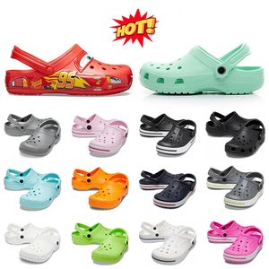 Fashion di alta qualità spiaggia classico sandali CROS Famous Designer Women Mens Kids Crocc Charms Slides Piattaforma Piattaocelle Cromme Croce Slifori impermeabili SANDALE