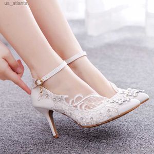 Scarpe eleganti Crystal Queen Bride Heels Sandals Sandals Fibbia alla caviglia Stiletto Elegante Rinestone White Lace Women Pumps Flower Wedding H240409