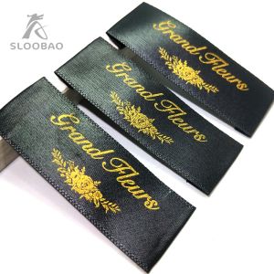 Tillbehörsbredd 2 cm Silkskärm Ribbon Label Tillverkare Custommade Kläder Varumärken tvättade Mark Black Material Tryckt guld