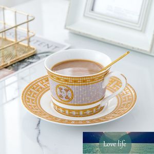 Toppdesigner Bone China European Mug Creative Vintage Coffee Cups Gilt Edging Porslingåva Big Mark Tea Cup Plate Rack Set Home