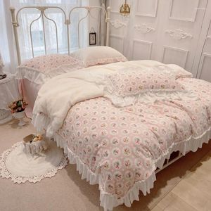 Yatak setleri Set Seti Kore tarzı küçük taze oyma kadife dört parçalı yüksek kaliteli prenses çift taraflı mercan yorgan yatak yatağı