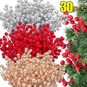 Dekorative Blumen 30/2pcs künstliche Stechpalme Berry Zweige Weihnachten Beeren Bouquet DIY WREATMA TREE TRAME ZERHEHENHEITSHEITER HEIBE KÖRPER FACHSE