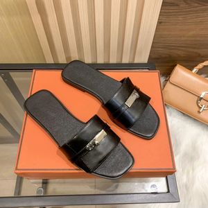 Designer tofflor lyxiga glider strand kvinnor lägenheter sommar riktiga läder sandaler kalvskinn mulor skor damer märke flip flop silver spänne casual utomhus sko svart