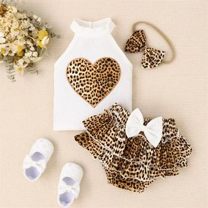 Kläder sätter 0-24 Månters baby flickor leopard shorts vit ärmlösa ribbade toppar pp pannband kläder för spädbarn