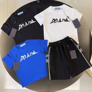 デザイナーキッズTシャツショーツセット夏の赤ちゃん幼児の男の子の女の子服セット服ブルー白い黒い贅沢なトラックスーツユーススポーツスーツ2-10年