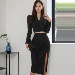 Zweiteiliger Kleidstemperament Slim Fit Zwei-teilige Frauen gestreiftes dünnes Outfit Kurzer Anzug High Taille Split Rock Office Lady Frühling Sommer Frühling Sommer