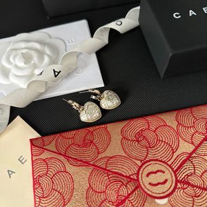 Luxus goldplattierte Ohrringe Marke Designer Neues Kaffee Gold Herzförmiges Design hochwertiger Ohrringe hochwertige romantische Liebes Geschenkbox Geburtstagsfeier
