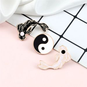 Japansk lycklig fisk brosch kreativ rolig tai chi diagram emaljstift svartvitt koi badge smycken gåvor till par vänner