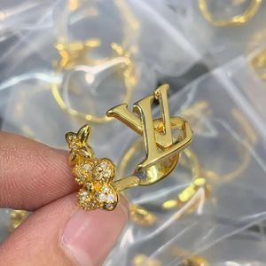 Projektantka marki V Pierścienie z zespołem literowym Kobiety 18K Gold Splated Crystal Stal nierdzewna Miłość Miłość ślubna