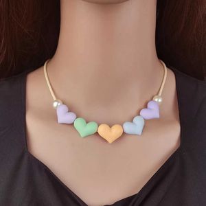 Pendant Necklaces Cute and romantic heart-shaped pendant bib necklace suitable for girls/women as a gift with vintage jewelryQ