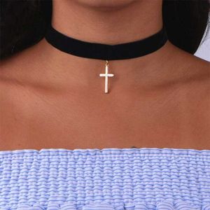 Pendant Necklaces Fashionable and Simple Black Flannel Cross Pendant Necklace for Womens Wedding Party Necklace Charming Womens NecklaceQ