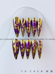 Arte de unhas roxa e dourada, usando armadura, charme desenhado à mão, flores de estilo chinês, ano novo artesanal e elegante