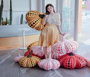 Kissendekorationskissen 20 cm 40 cm 50 cm 60 cm INS Japan Kusama Yayoi der gleiche gelbe Kürbis -Plush Down -Baumwoll -Heimsofa Kissen H7168618