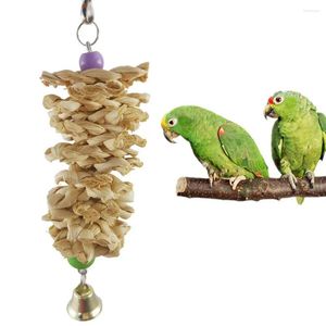 Другие птицы поставляют натуральную деревянную траву здоровую висящую клетку, поднимаясь на подставку для домашних животных, укусить игрушечный попугай жевать