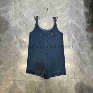 Projektantka koszulka damska 2024 Early Spring Nowy produkt Trójkąt Trójkąt okrągły dekolt Umyj pojedynczy wiek kieszonkowy Pasek barkowy One Piece Denim Shorts for Women Tops Tees