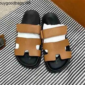 الصندل CHYPRES SANDALS SLIPPERS مصممة Sandal Paris Beach Classic Flat Summer Summer Leather Flop Flops Top Quality Men Wome لديهم شعار D4JR HS6G 24K8