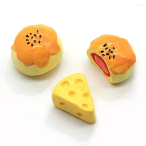 Dekorativa blommor 20/50st Kawaii Kids Kitchen Toys Crispy Harts Simulation Mini Cheese Food Baked Diy Dollhouse Miniature Decoration