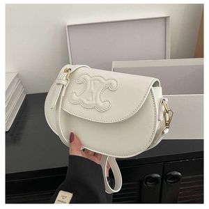 O designer de bolsa de couro vende bolsas novas femininas a 50% de desconto para mulheres bages crossbody de moda e versátil verão novo ombro único