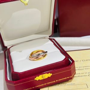 Designers 18k guld trippel ring mode kvinnliga smycken titan rostfritt stål lyxiga diamant silver ringar designer par smycken enkel fest födelsedag bra trevligt