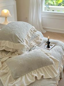 Sängkläder sätter fyrdelar fransk romantisk blomma snidade sömmar flounce vinter förtjockad varm lakan täcke täcke hösten andwinter