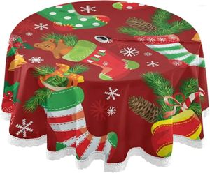 Masa bezi Noel masa örtüsü ve yıl çorapları kar tanesi köknar ağacı dalları hediyeler şeker köpekleri yuvarlak kapak