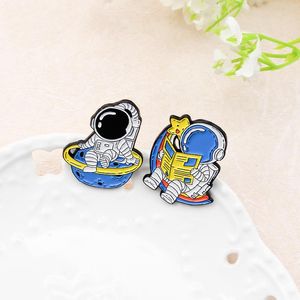 Astronautas explorar o universo leia jornais broche de filmes de anime fofos de anime pinos de esmalte duro coletam metal desenho animado de backpack hap saco colarinho de lapela crachás