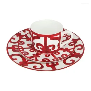 Plattor bestick set ben porslin middag tallrik spansk röd maträtt konst design servis romantiskt hemkök fullt av bordsartiklar