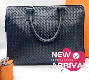 디자이너 가방 2024 New Mens Bag Cowhide 검은 색 니트 비즈니스 남성 핸드 헬드 서류 가방 고품질