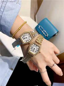 Kvinnors klockor Fullt varumärke Kvinnliga damer Girl Crystal Style Luxury With Steel Metal Quartz Clock CA 98 L46