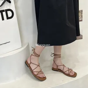 Сандалии мода Женская квартира -каблуки Дизайнер -дизайнерский ремешок с ремешками на лету