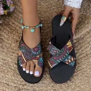Terlik Yaz Moda Büyük Sandalet Kadın Yeni Avrupa Kalın Sole Sole Strap Tatil Plajı Sıradan Ayakkabı H240409 ZWGN