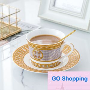 Osso de ponta China de caneca européia Creative Vintage Coffee Cups Gilt Gilt Porcelain Presente de porcelana Big Mark Tea Cup Plate Rack