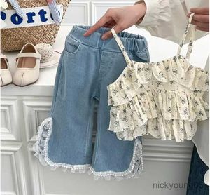 Наборы одежды Лето 2023 Новая детская девочка сладкая мода цветочные топы + кружевные жемчужные джинсы джинсовые брюки с двумя частями наборы одежды