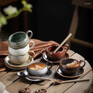Muggar keramiska retro kaffekoppar och tefat sätter kreativ personlighetsklug