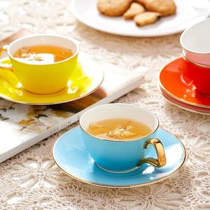 Tazze tazze di caffè e piattino set leggero in pizzo in oro di lusso tira fiore ceramica creativa del tè pomeridiano britannico