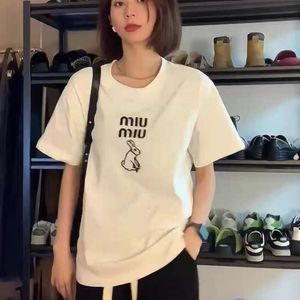 Letter Rabbit tryckt kortärmad t-shirt för kvinnors 2024 sommar ny koreansk version Lossa avslappnad ålder och reducerar söt topp trend